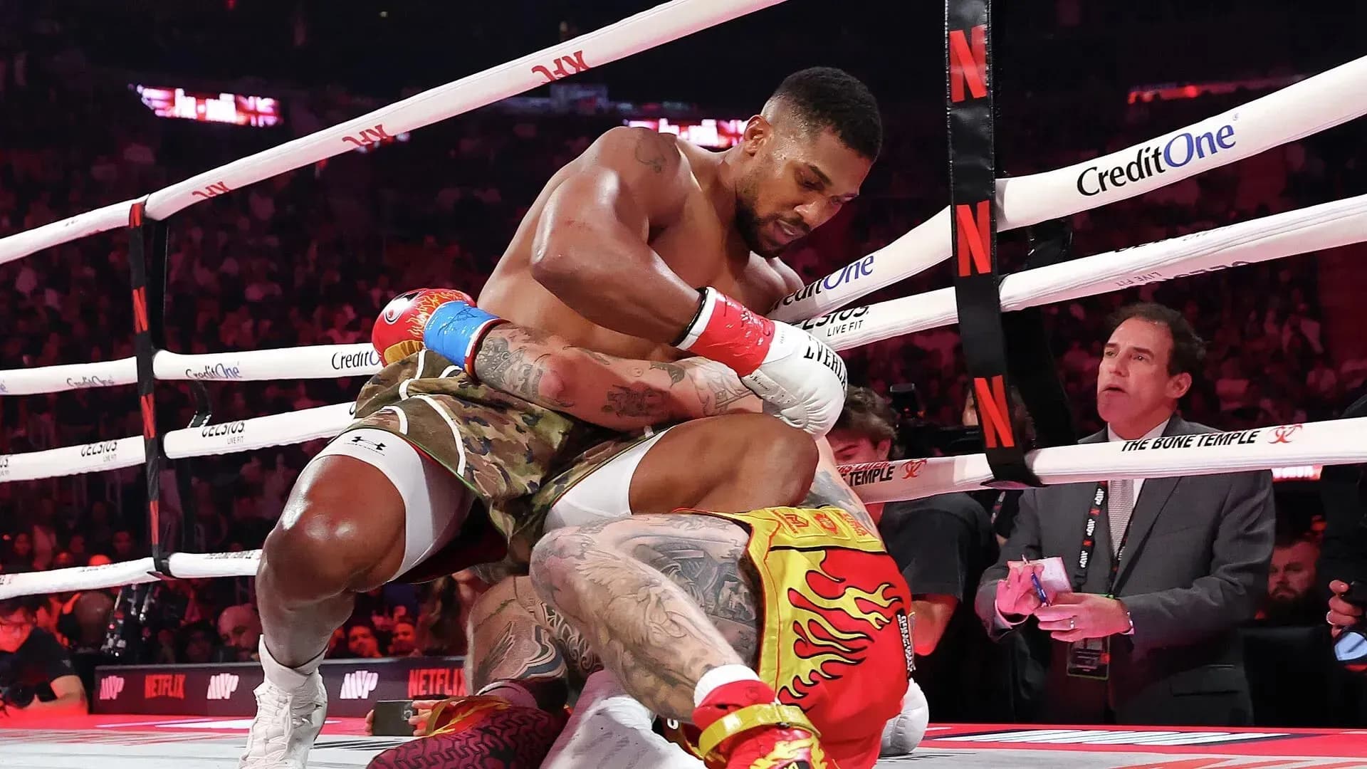 Энтони Джошуа нокаутировал блогера Джейка Пола Энтони Джошуа нокаутировал блогера Джейка Пола