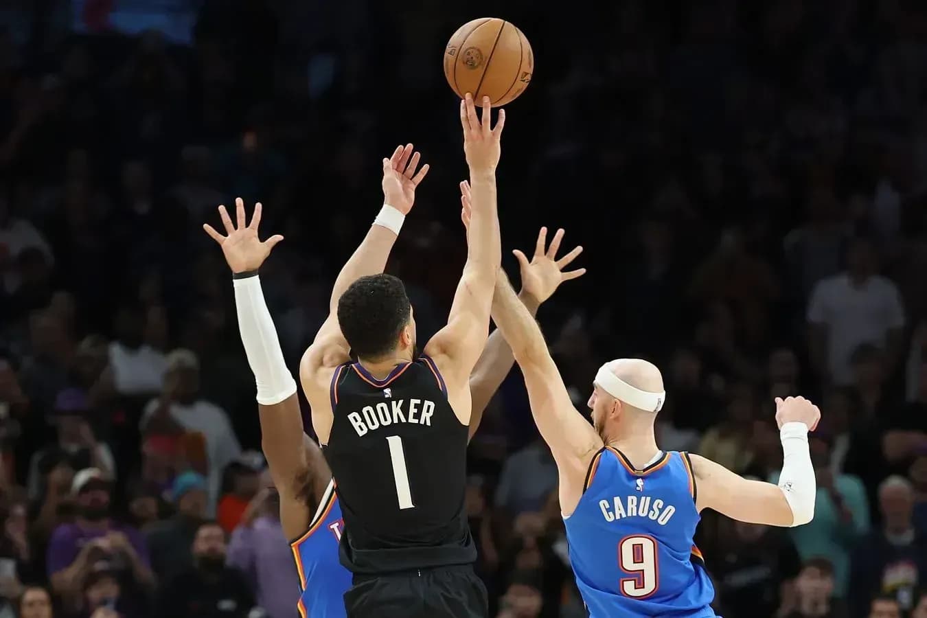 Лидер НБА «Оклахома» проиграла в гостях «Финиксу» Лидер НБА «Оклахома» проиграла в гостях «Финиксу»