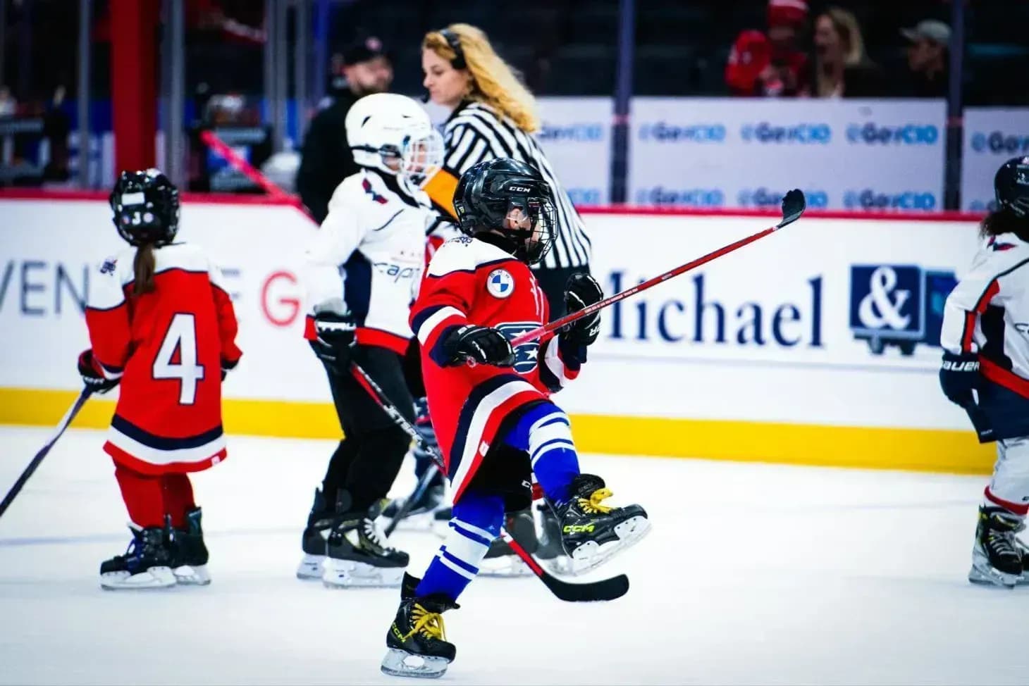 Семилетний сын Овечкина впервые сыграл на арене «Вашингтона» Семилетний сын Овечкина впервые сыграл на арене «Вашингтона»