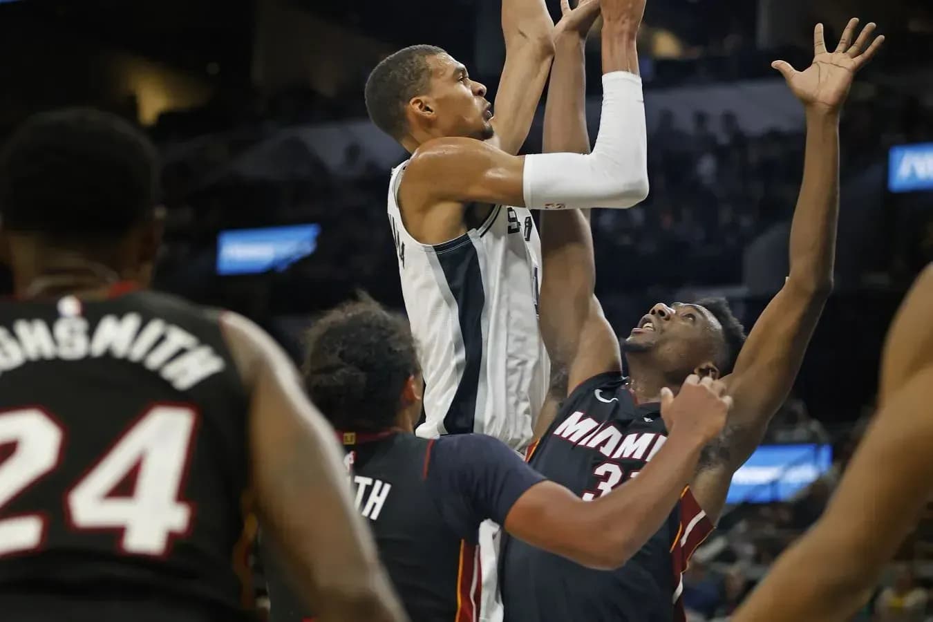 Дабл-дабл Вембаньямы принёс «Сан-Антонио» победу над «Майами» Дабл-дабл Вембаньямы принёс «Сан-Антонио» победу над «Майами»