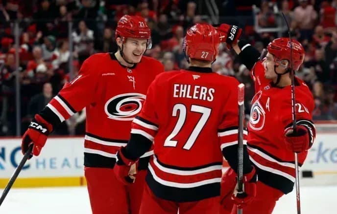 «Каролина» разгромила «Флориду» благодаря очкам россиян «Каролина» разгромила «Флориду» благодаря очкам россиян