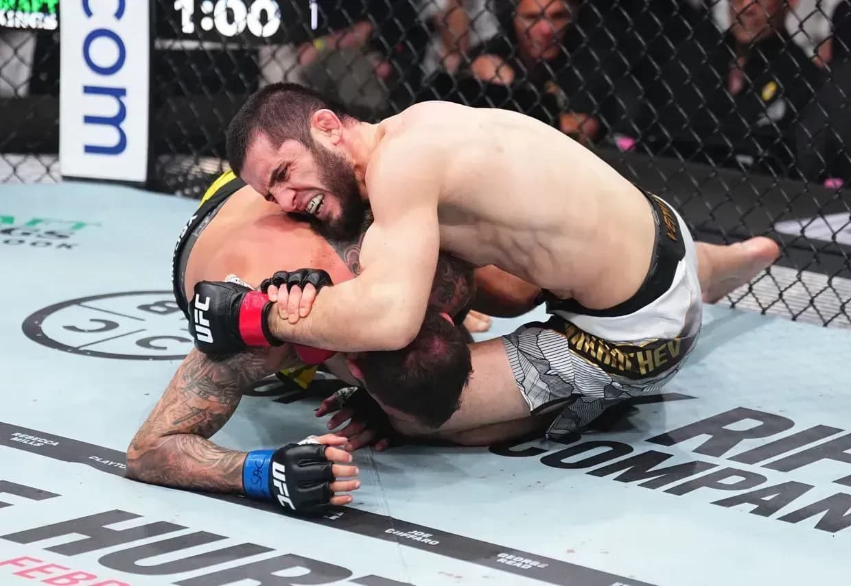 Махачев победил в номинации «Лучший сабмишен» 2025 года Махачев победил в номинации «Лучший сабмишен» 2025 года