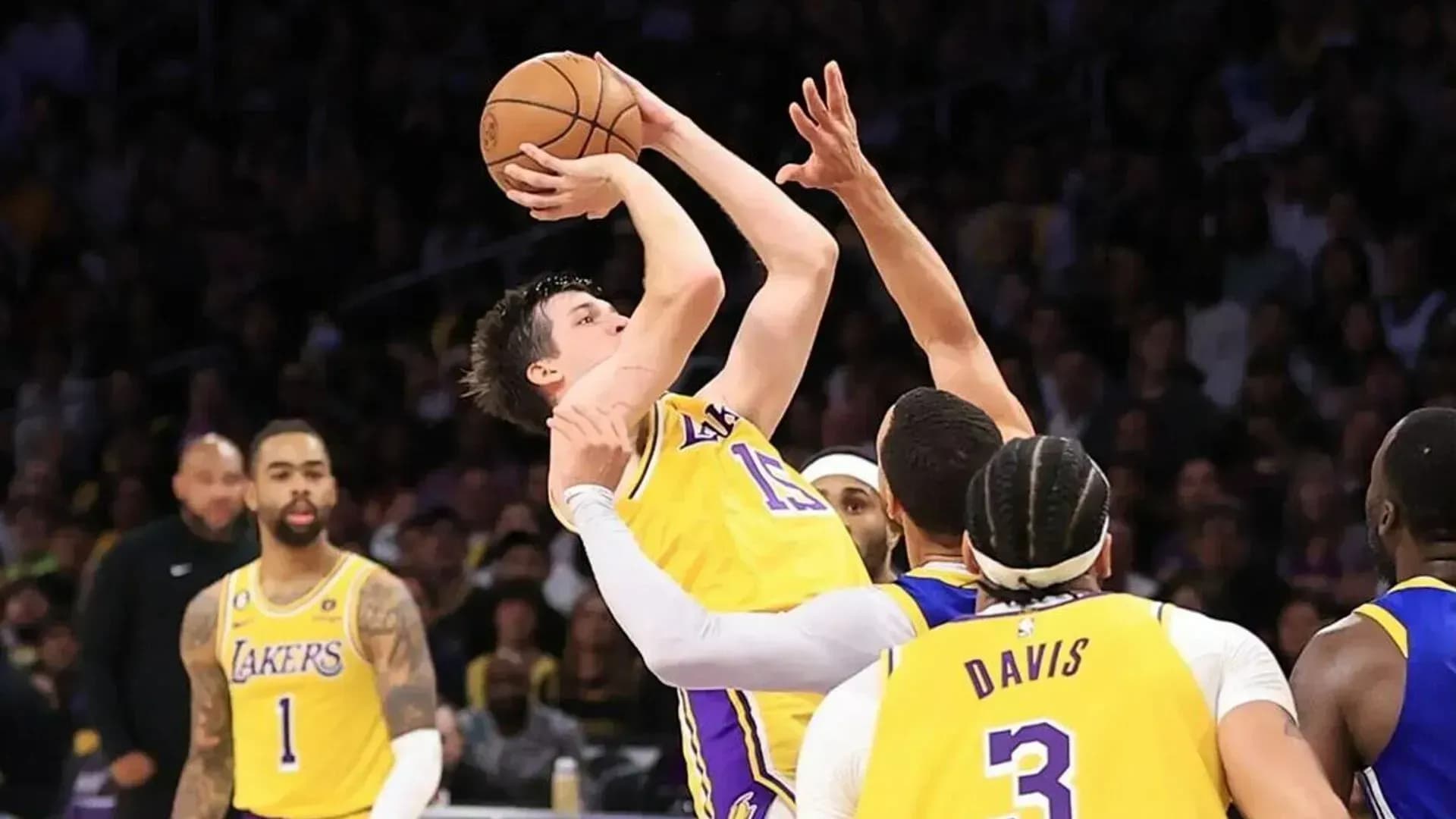 Дабл-дабл Дончича и 25 очков Леброна принесли «Лейкерс» победу над «Клипперс»