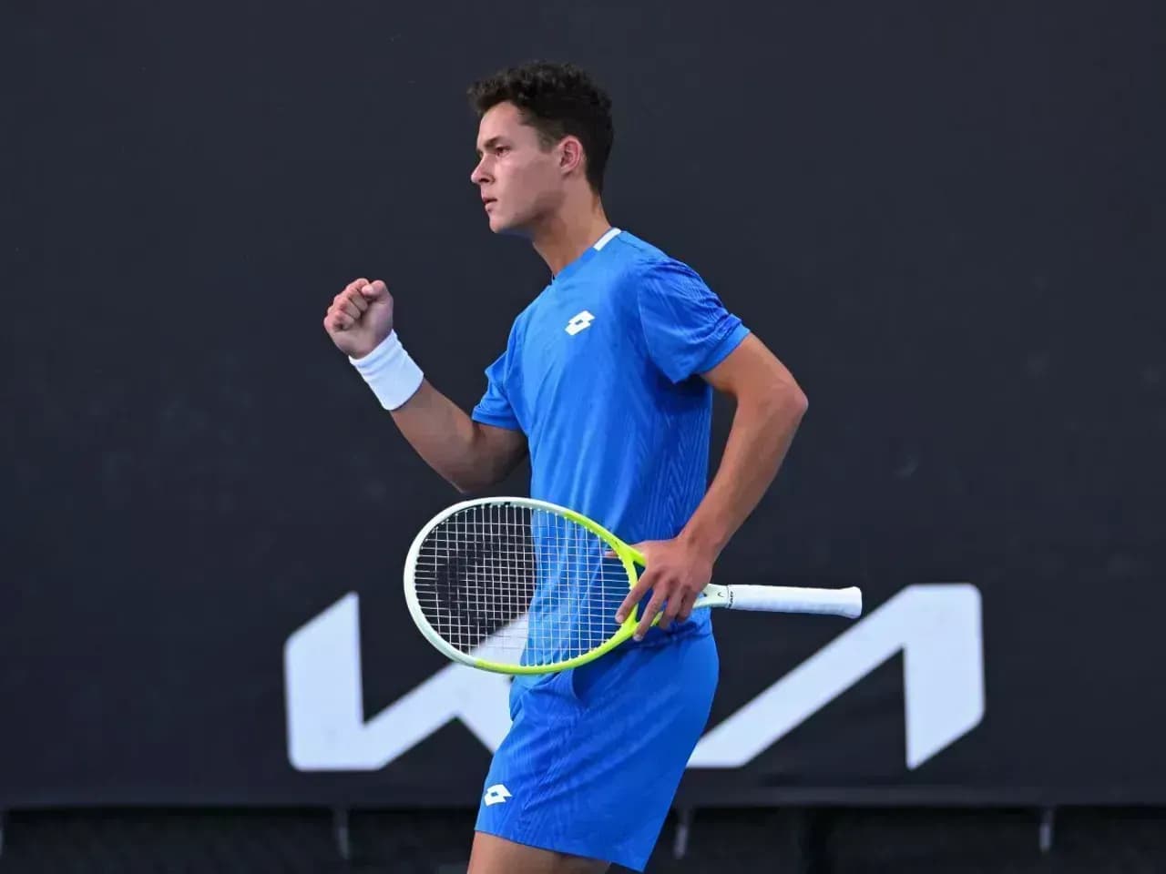 Четверо российских юниоров вышли в 1/8 финала Australian Open Четверо российских юниоров вышли в 1/8 финала Australian Open