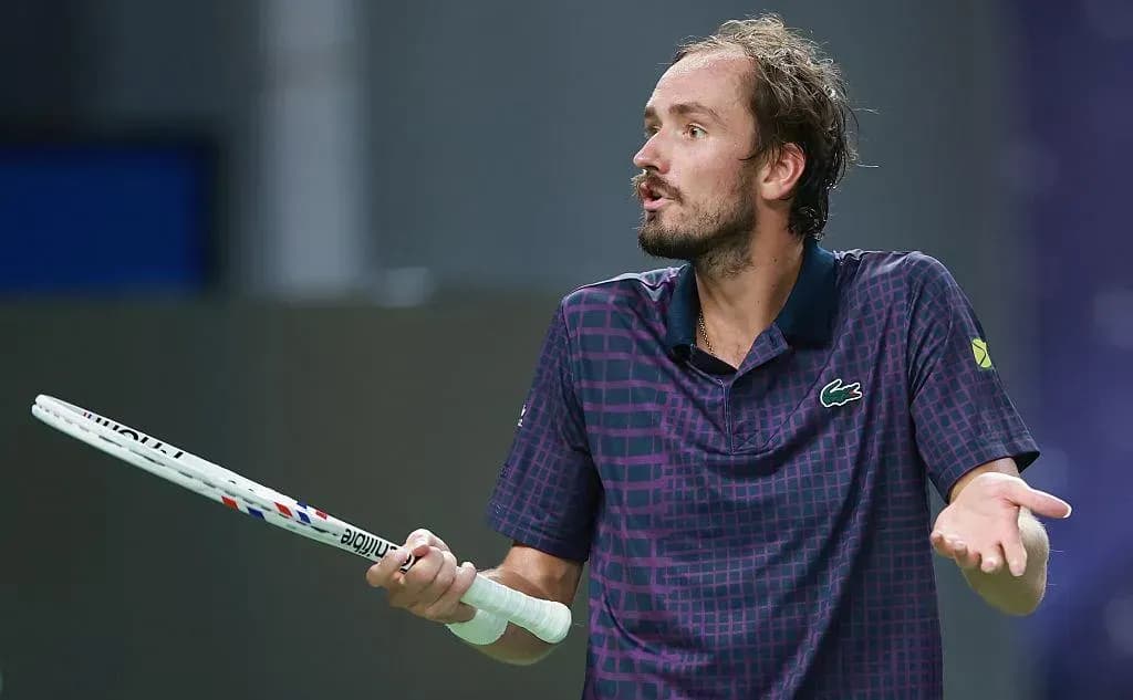 Медведев вылетел с турнира в Шанхае, проиграв 54-й ракетке мира Медведев вылетел с турнира в Шанхае, проиграв 54-й ракетке мира