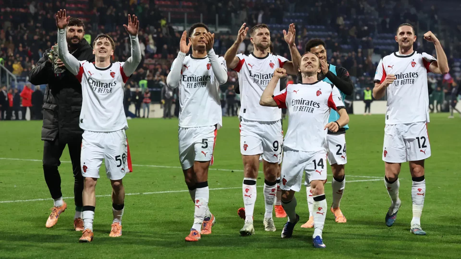 «Милан» выиграл у «Кальяри» и вышел на первое место в Серии А «Милан» выиграл у «Кальяри» и вышел на первое место в Серии А