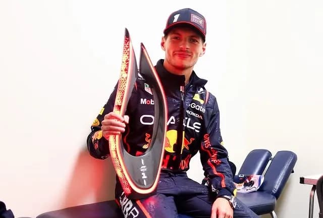 Ферстаппен показал лучшее время на гран-при Формулы-1 в Азербайджане Ферстаппен показал лучшее время на гран-при Формулы-1 в Азербайджане