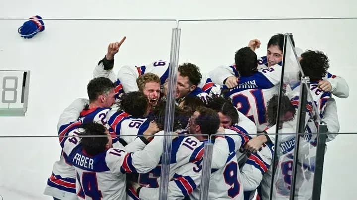 Сборная США по хоккею впервые за 46 лет завоевала золото Олимпиады Сборная США по хоккею впервые за 46 лет завоевала золото Олимпиады