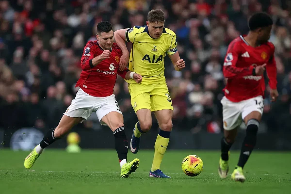 МЮ одержал четвёртую победу подряд, обыграв «Тоттенхэм» МЮ одержал четвёртую победу подряд, обыграв «Тоттенхэм»