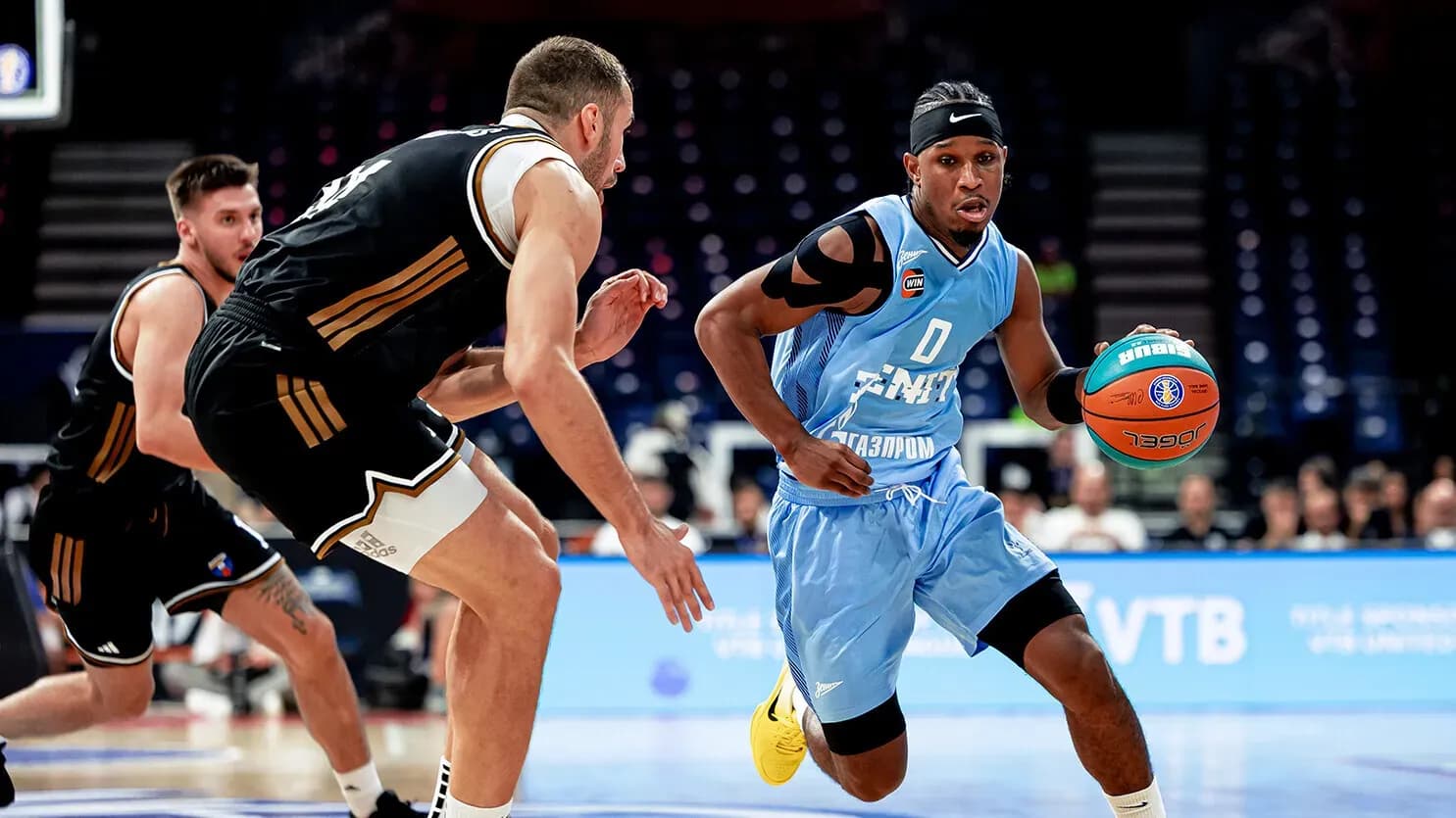 «Зенит» вырвал победу у «Дубая» в полуфинале Суперкубка Единой Лиги «Зенит» вырвал победу у «Дубая» в полуфинале Суперкубка Единой Лиги