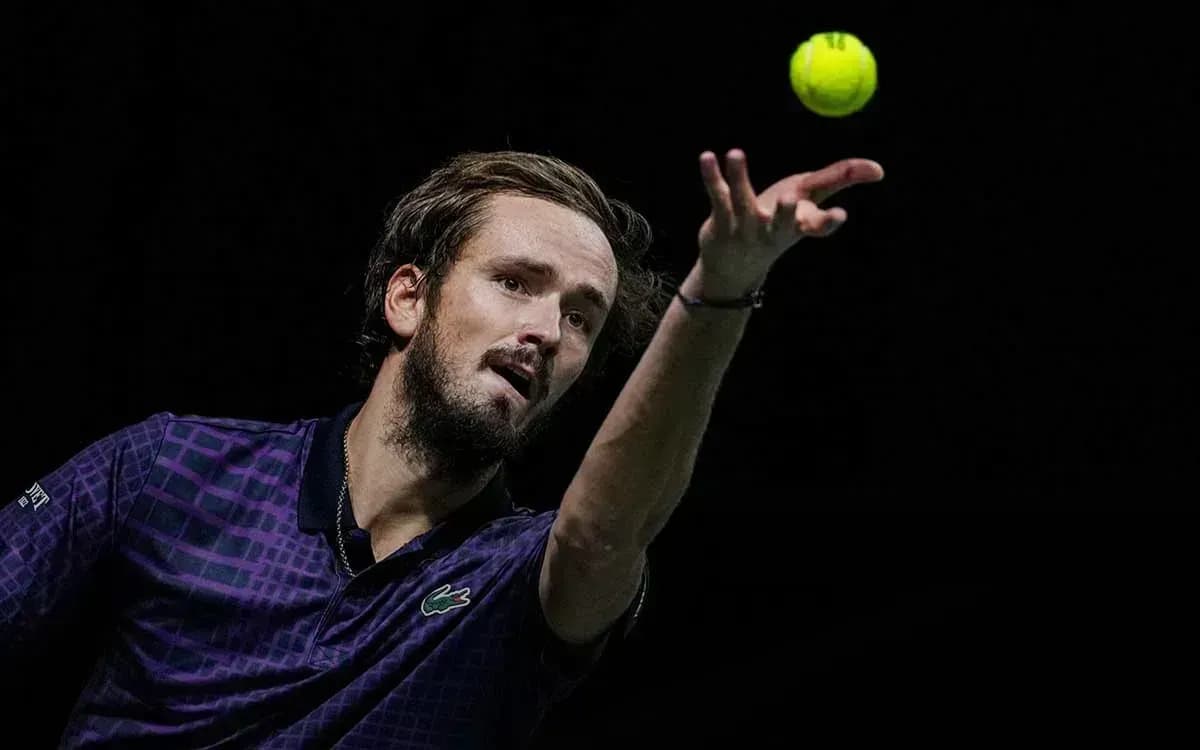 Даниил Медведев вышел в четвертьфинал «Мастерса» в Париже Даниил Медведев вышел в четвертьфинал «Мастерса» в Париже