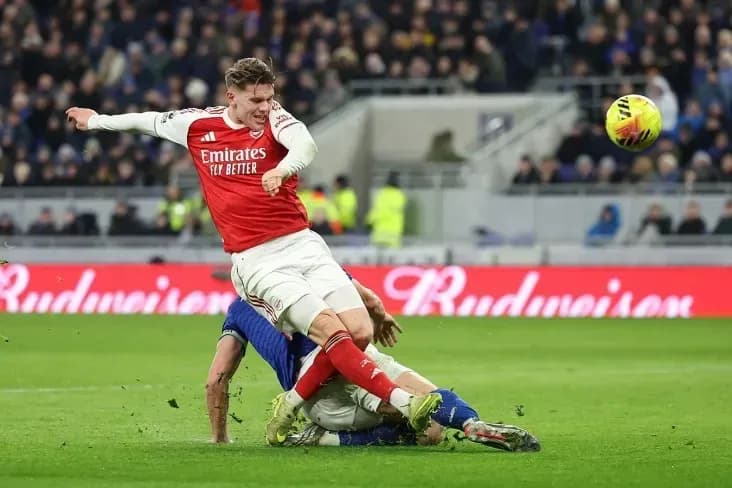 «Арсенал» обыграл «Эвертон» и сохранил первое место в АПЛ