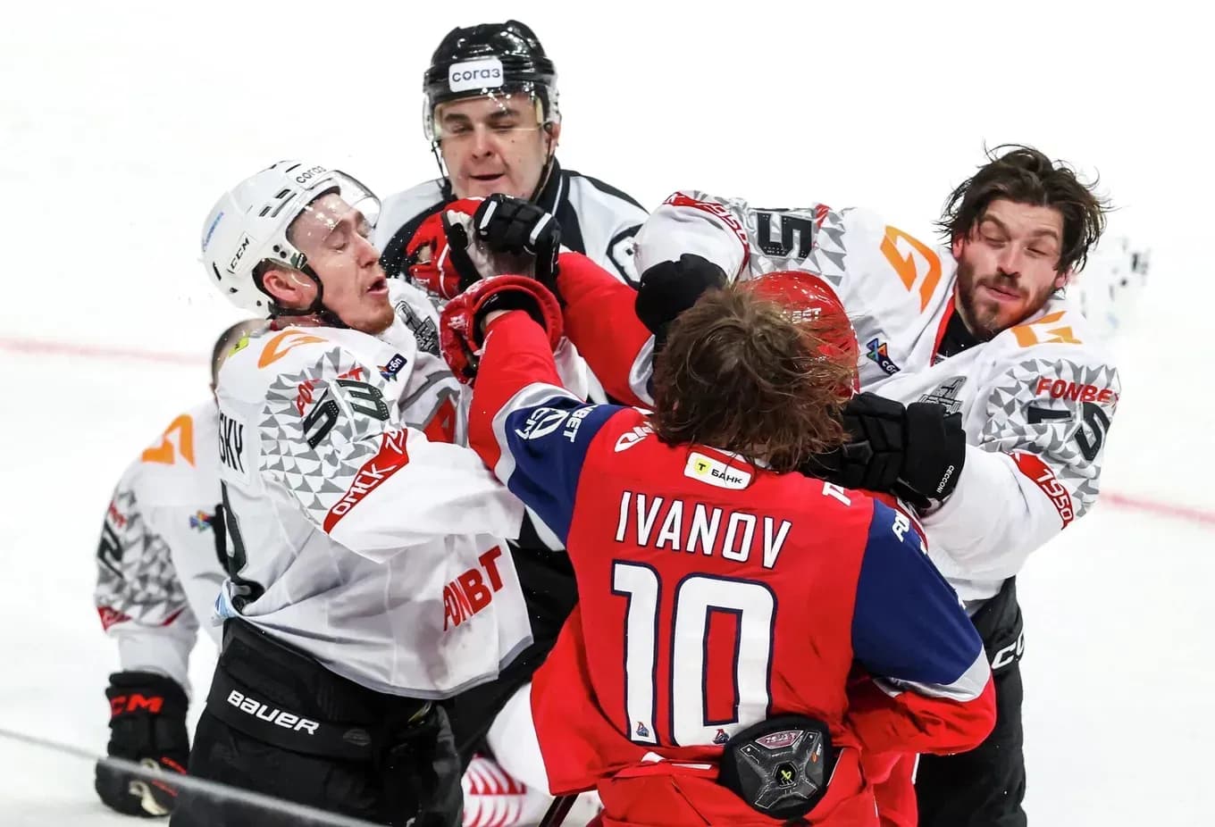 «Локомотив» сократил счёт в серии с «Авангардом» в полуфинале Кубка Гагарина «Локомотив» сократил счёт в серии с «Авангардом» в полуфинале Кубка Гагарина