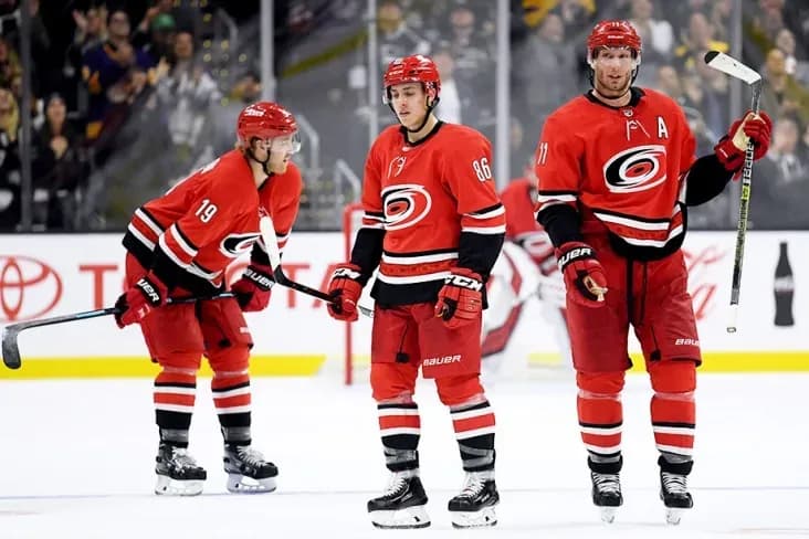 «Каролина» стала первым участником 1/4 финала плей-офф НХЛ «Каролина» стала первым участником 1/4 финала плей-офф НХЛ