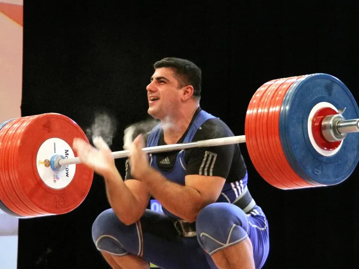 Российским тяжелоатлетам вернули флаг и гимн Российским тяжелоатлетам вернули флаг и гимн