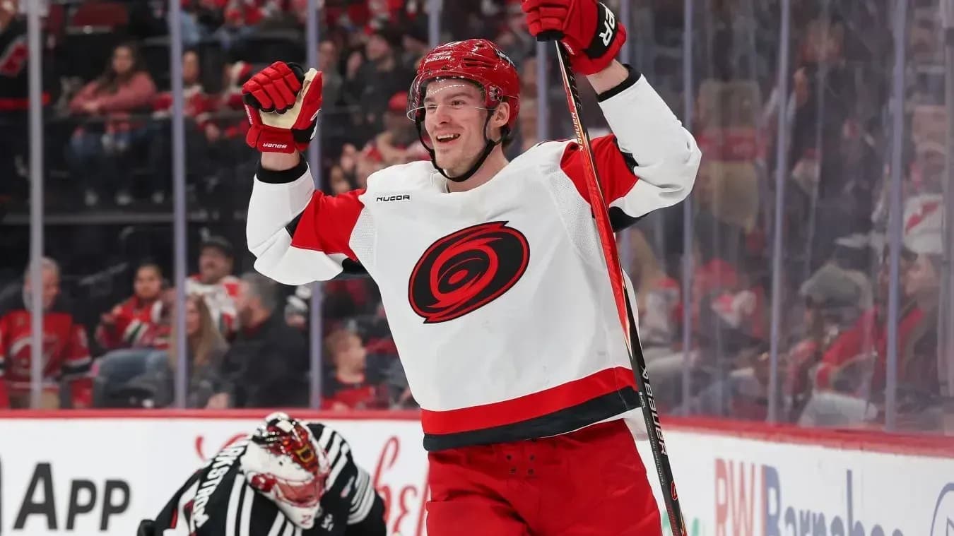 Хет-трик Свечникова принёс «Каролине» выездную победу над «Нью-Джерси» Хет-трик Свечникова принёс «Каролине» выездную победу над «Нью-Джерси»