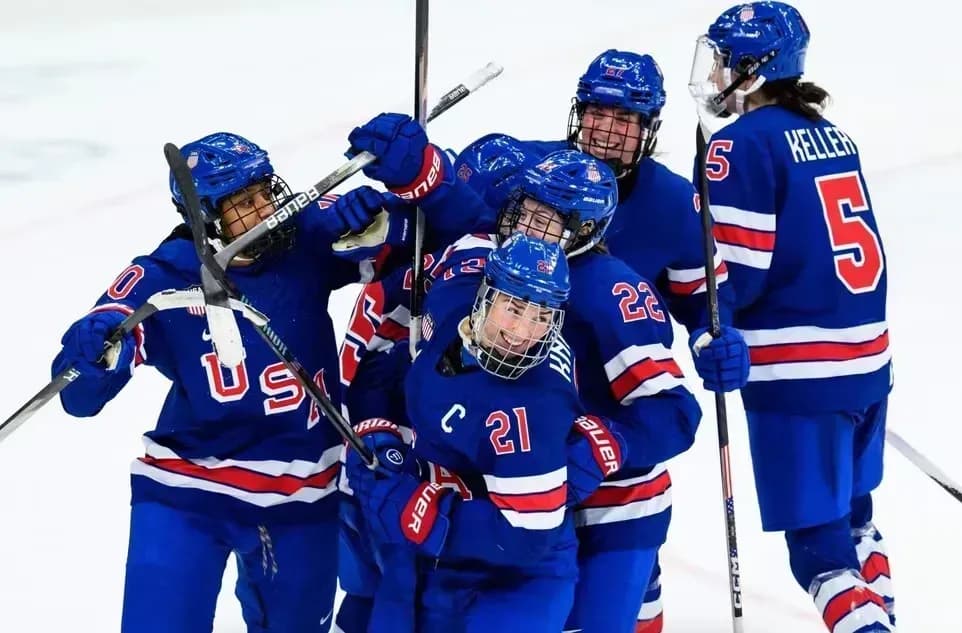Хоккеистки сборной США выиграли золото Олимпиады Хоккеистки сборной США выиграли золото Олимпиады