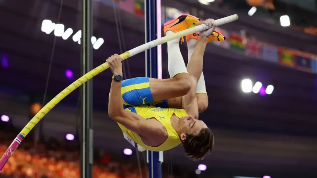 Дюплантис 15-й раз в карьере обновил мировой рекорд в прыжках с шестом Дюплантис 15-й раз в карьере обновил мировой рекорд в прыжках с шестом