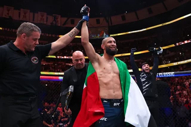 Хамзат Чимаев победил Дрикуса Дю Плесси в титульном поединке на UFC 319 Хамзат Чимаев победил Дрикуса Дю Плесси в титульном поединке на UFC 319