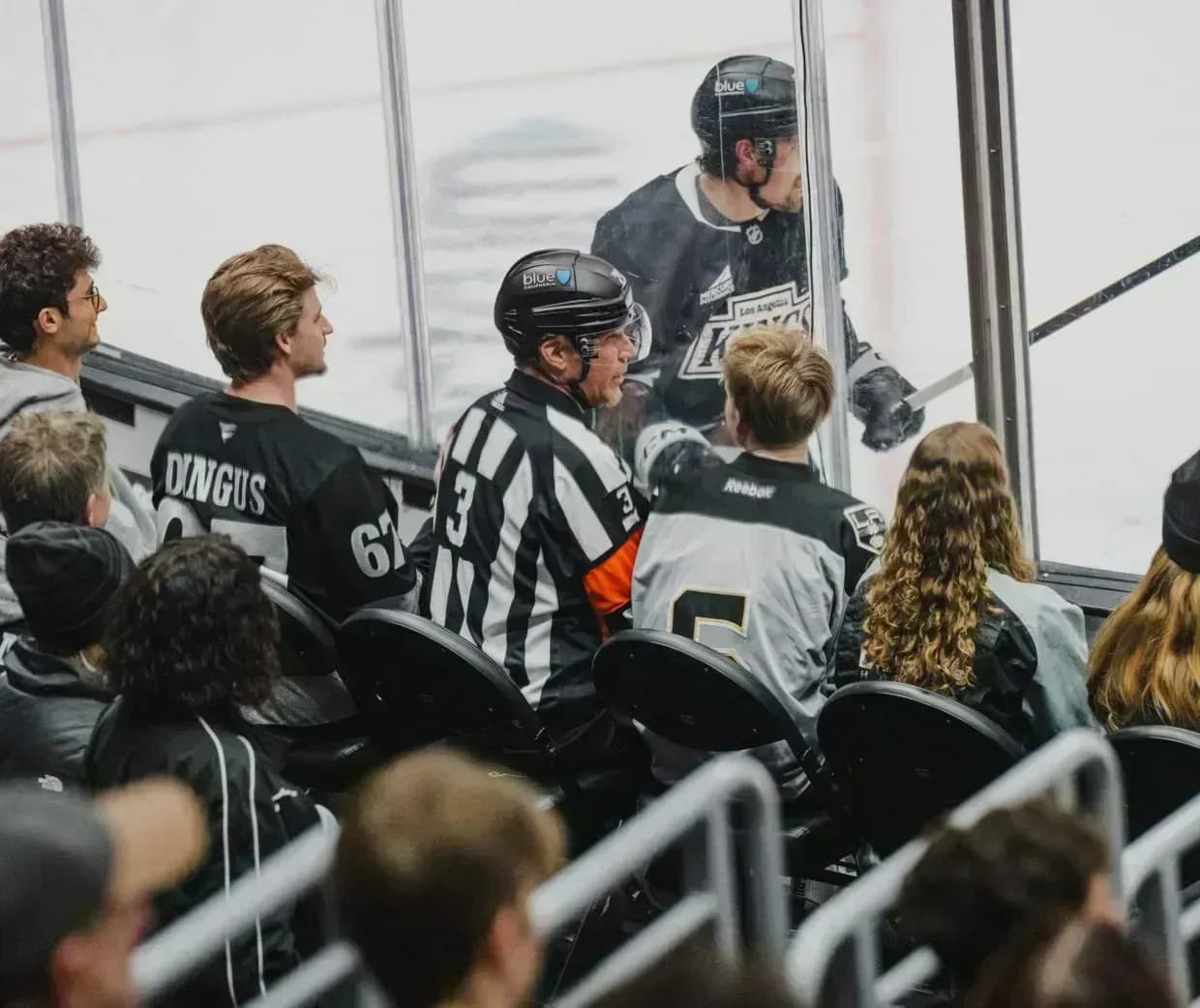 Уилл Феррелл устроил шоу на игре «Лос-Анджелеса» против «Тампы» Уилл Феррелл устроил шоу на игре «Лос-Анджелеса» против «Тампы»