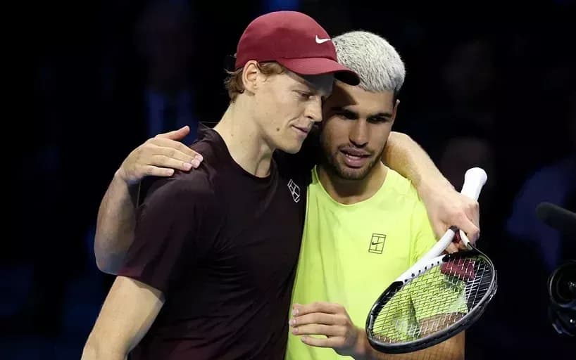 Алькарас обыграл Синнера в выставочном матче Алькарас обыграл Синнера в выставочном матче