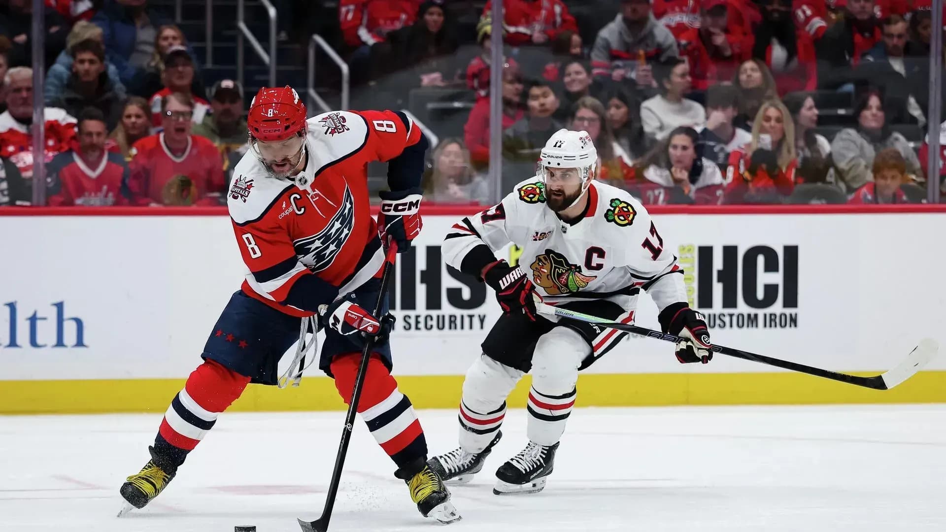 Овечкину клюшкой разбили лицо во время матча с «Чикаго» Овечкину клюшкой разбили лицо во время матча с «Чикаго»