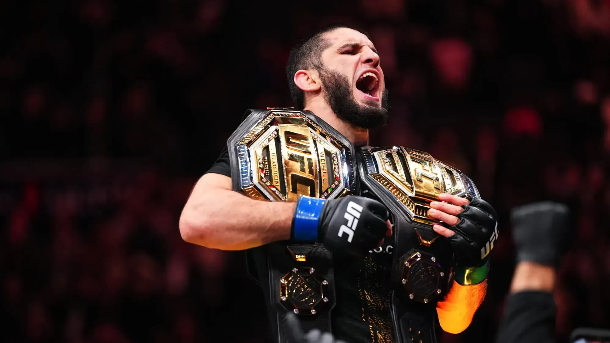 Махачев стал первым двойным чемпионом UFC из России Махачев стал первым двойным чемпионом UFC из России