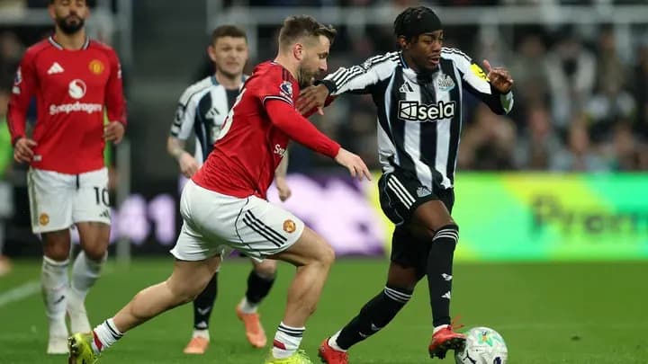 «Ньюкасл» в меньшинстве обыграл «Манчестер Юнайтед» «Ньюкасл» в меньшинстве обыграл «Манчестер Юнайтед»