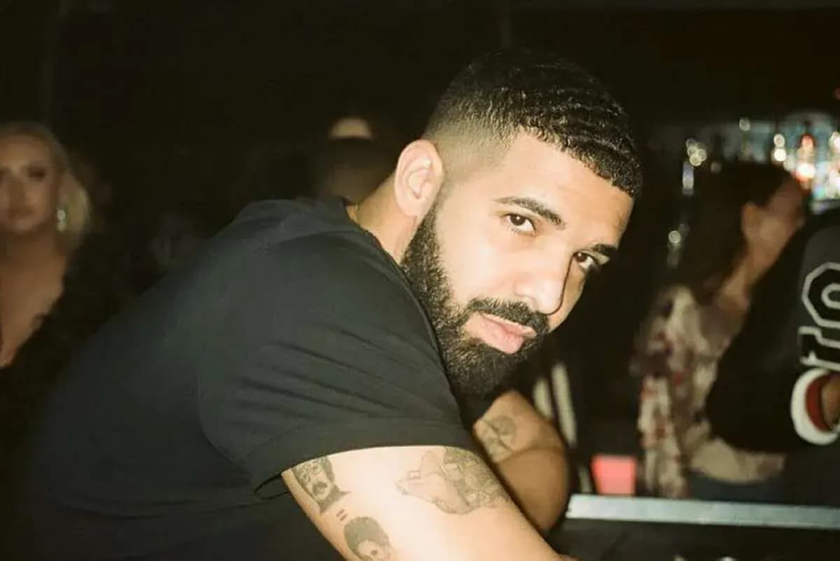 Рэпер Дрейк проиграл крупную сумму, поставив на победу «Оклахомы» Рэпер Дрейк проиграл крупную сумму, поставив на победу «Оклахомы»