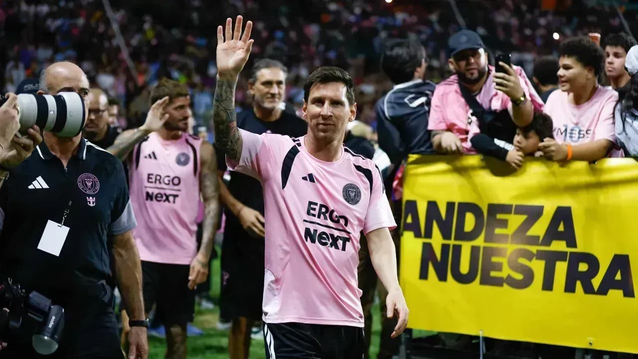 Фанаты «Интер Майами» прорвались на поле и повалили Месси на землю Фанаты «Интер Майами» прорвались на поле и повалили Месси на землю