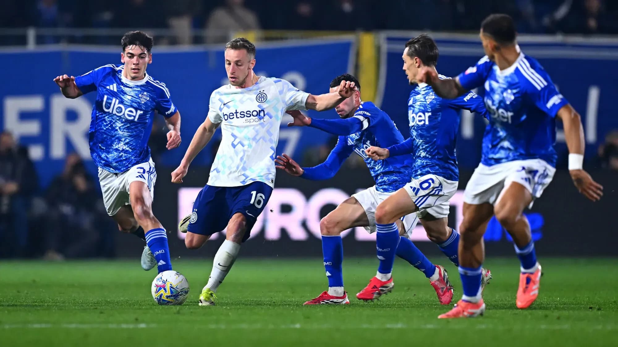 «Интер» не смог забить «Комо» в первом полуфинальном матче Кубка Италии «Интер» не смог забить «Комо» в первом полуфинальном матче Кубка Италии