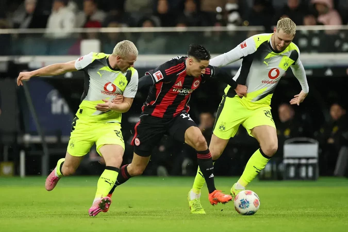 «Боруссия» ушла от поражения на 96-й минуте матча с «Айнтрахтом» «Боруссия» ушла от поражения на 96-й минуте матча с «Айнтрахтом»