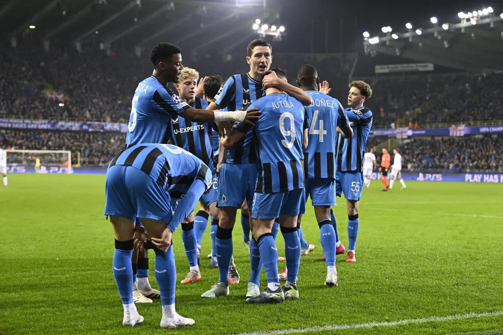 «Барселона» с трудом ушла от поражения в матче против «Брюгге» «Барселона» с трудом ушла от поражения в матче против «Брюгге»