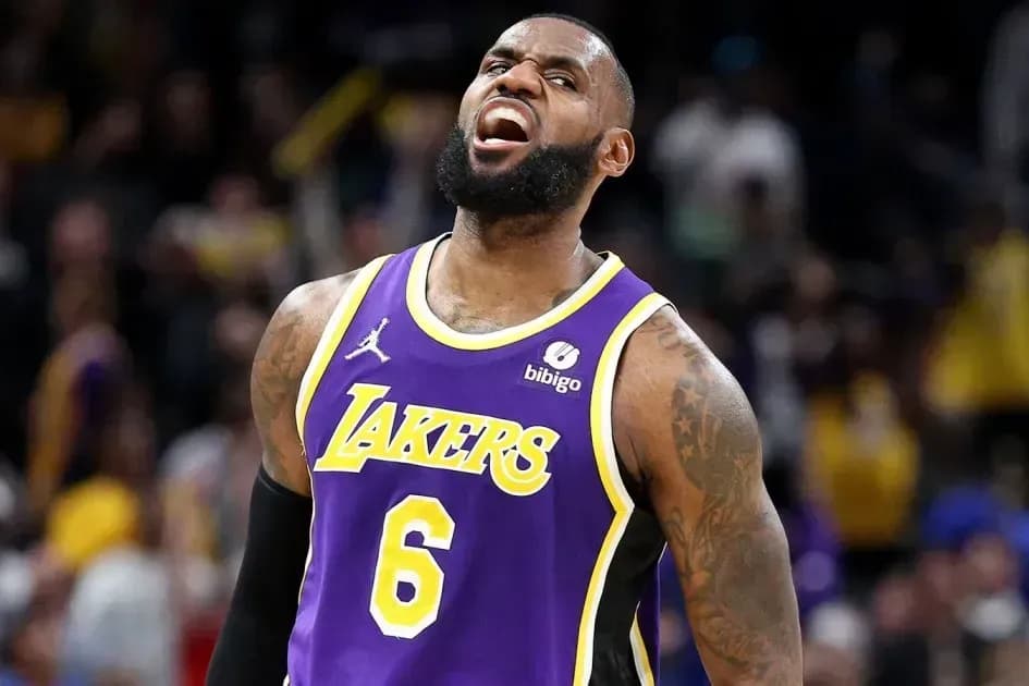 Дабл-дабл Леброна помог «Лейкерс» обыграть «Голден Стэйт» Дабл-дабл Леброна помог «Лейкерс» обыграть «Голден Стэйт»