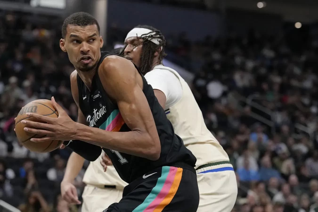 «Сан-Антонио» одержали победу над «Милуоки» с трипл-даблом Касла «Сан-Антонио» одержали победу над «Милуоки» с трипл-даблом Касла