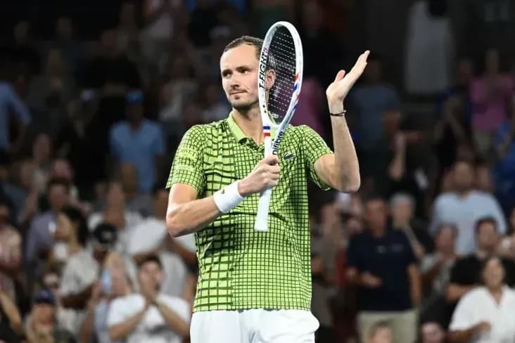 Медведев одержал волевую победу, уступая 0:2 по ходу матча Медведев одержал волевую победу, уступая 0:2 по ходу матча