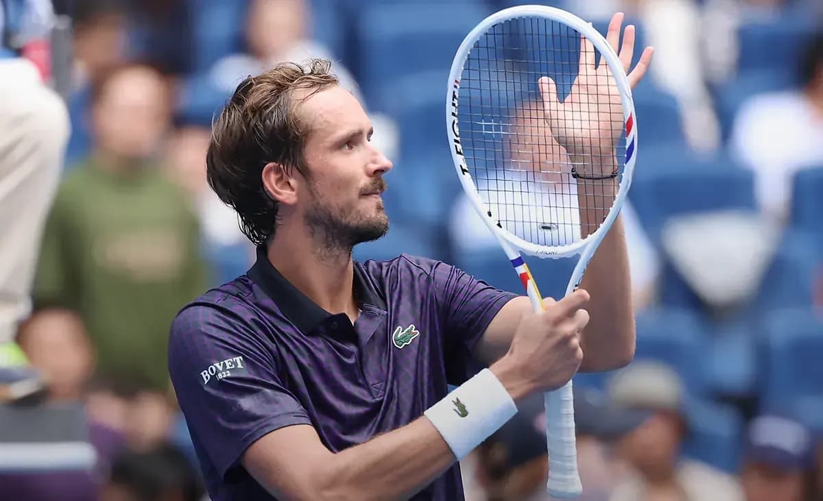 Медведев обыграл третью ракетку мира и вышел в полуфинал турнира в Пекине Медведев обыграл третью ракетку мира и вышел в полуфинал турнира в Пекине