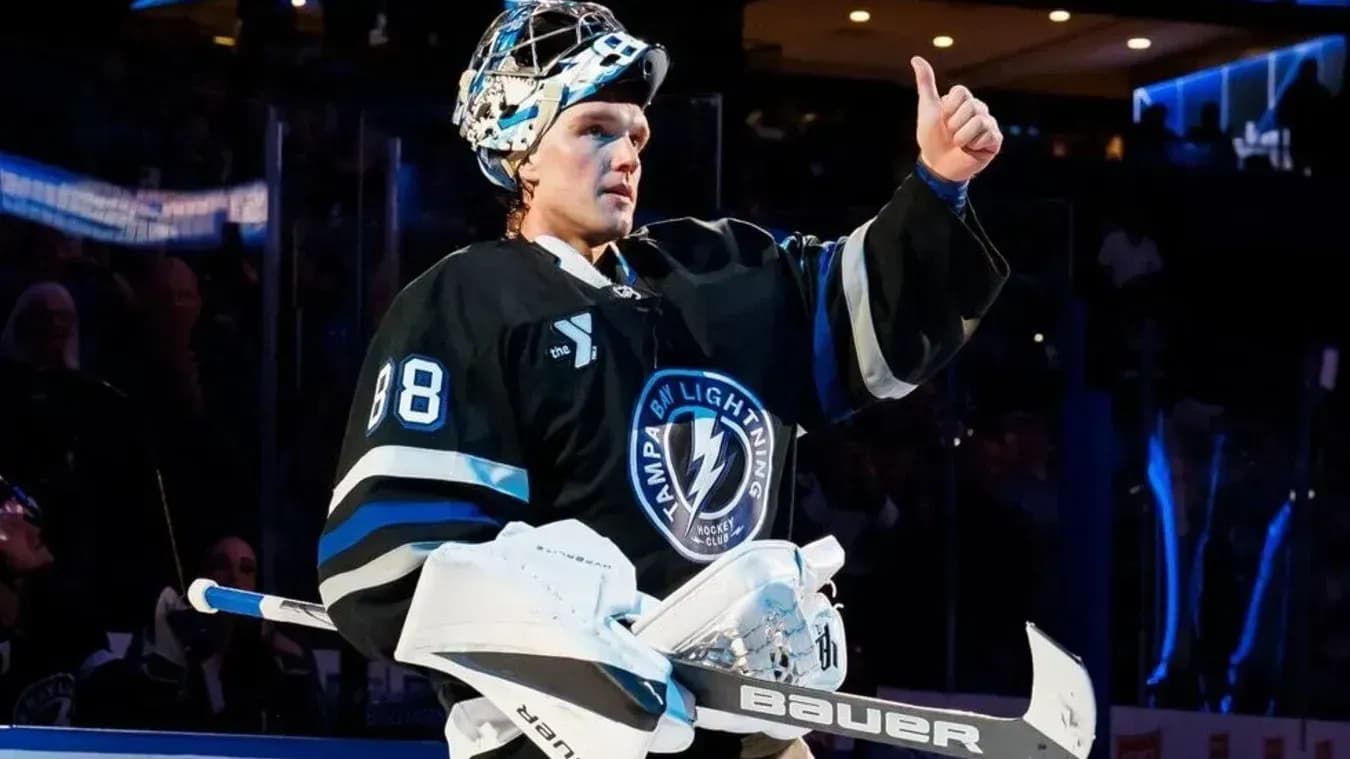 Двух российских вратарей признали лучшими игроками дня в НХЛ Двух российских вратарей признали лучшими игроками дня в НХЛ