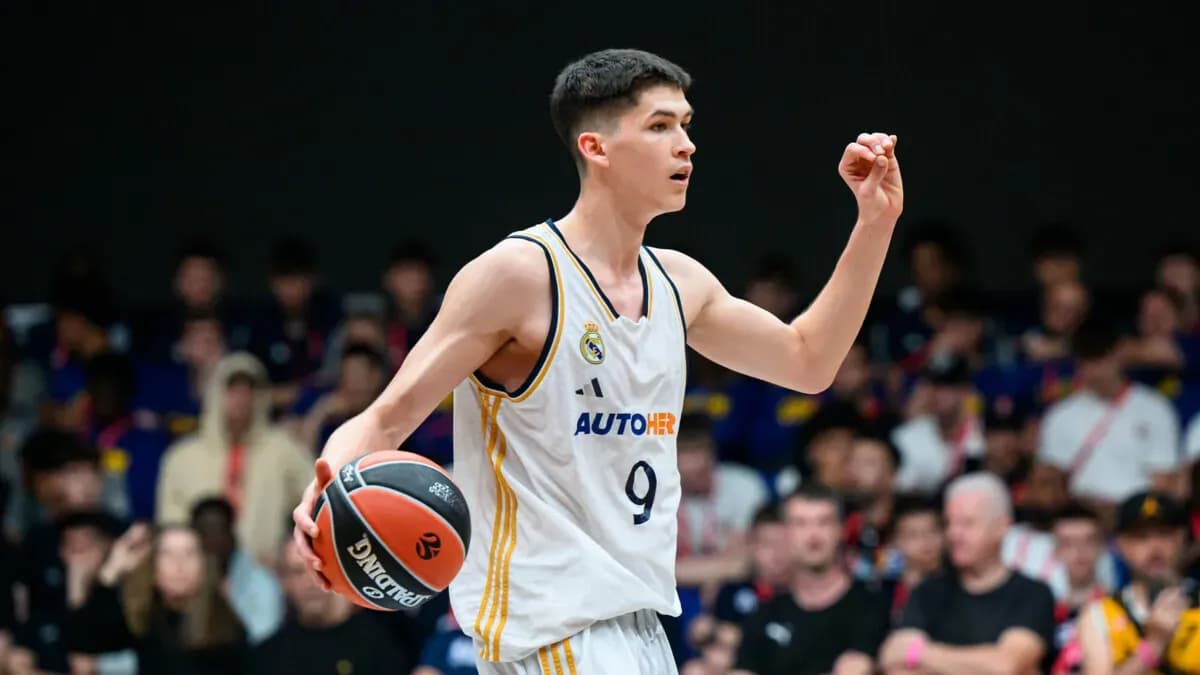 Российский баскетболист забросил 16 трёхочковых за 35 секунд Российский баскетболист забросил 16 трёхочковых за 35 секунд