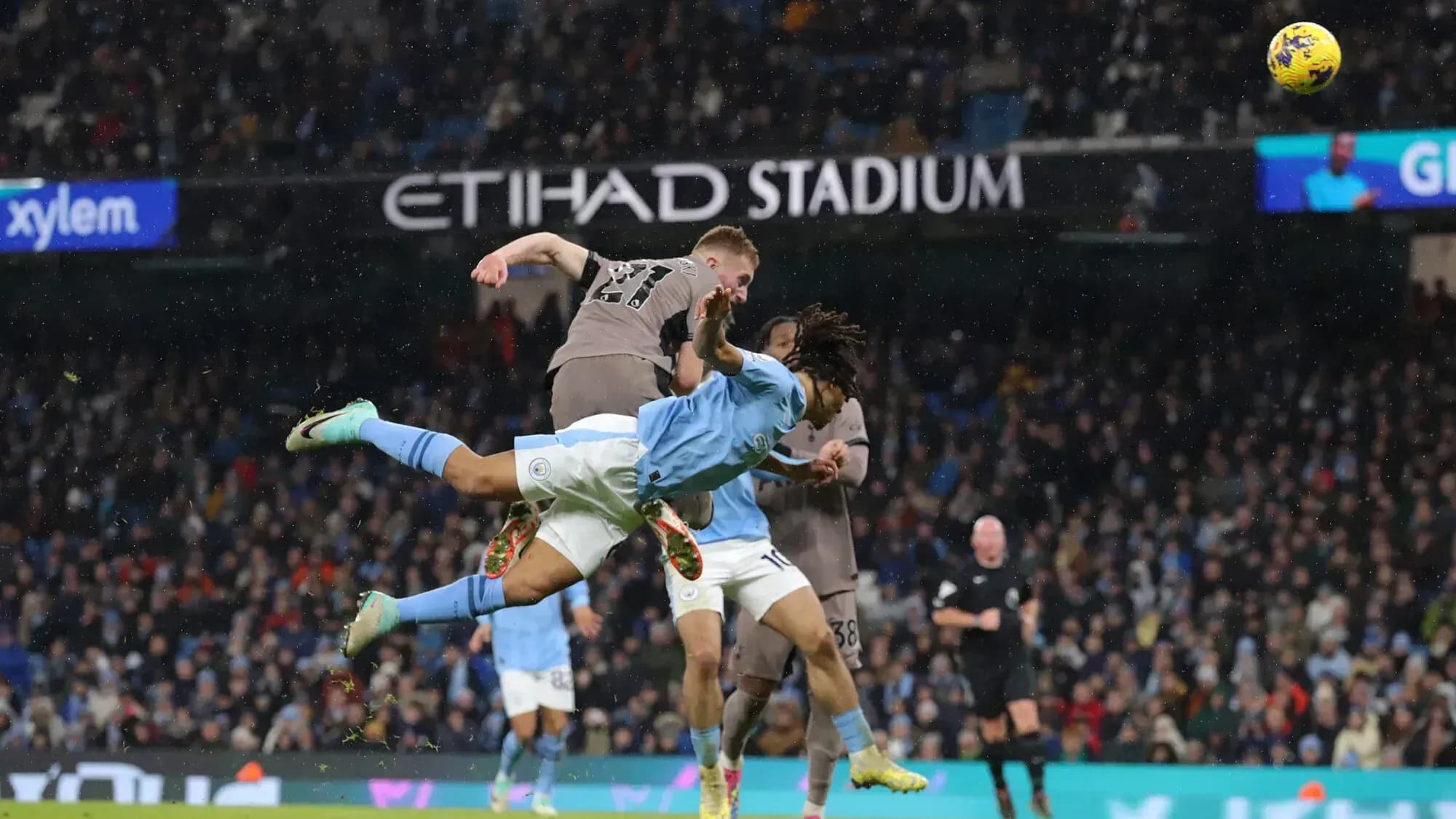 «Манчестер Сити» упустил преимущество в два мяча в матче с «Тоттенхэмом» «Манчестер Сити» упустил преимущество в два мяча в матче с «Тоттенхэмом»