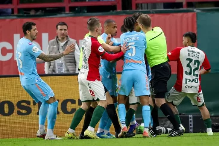 «Локомотив» отобрал очки у «Зенита» «Локомотив» отобрал очки у «Зенита»