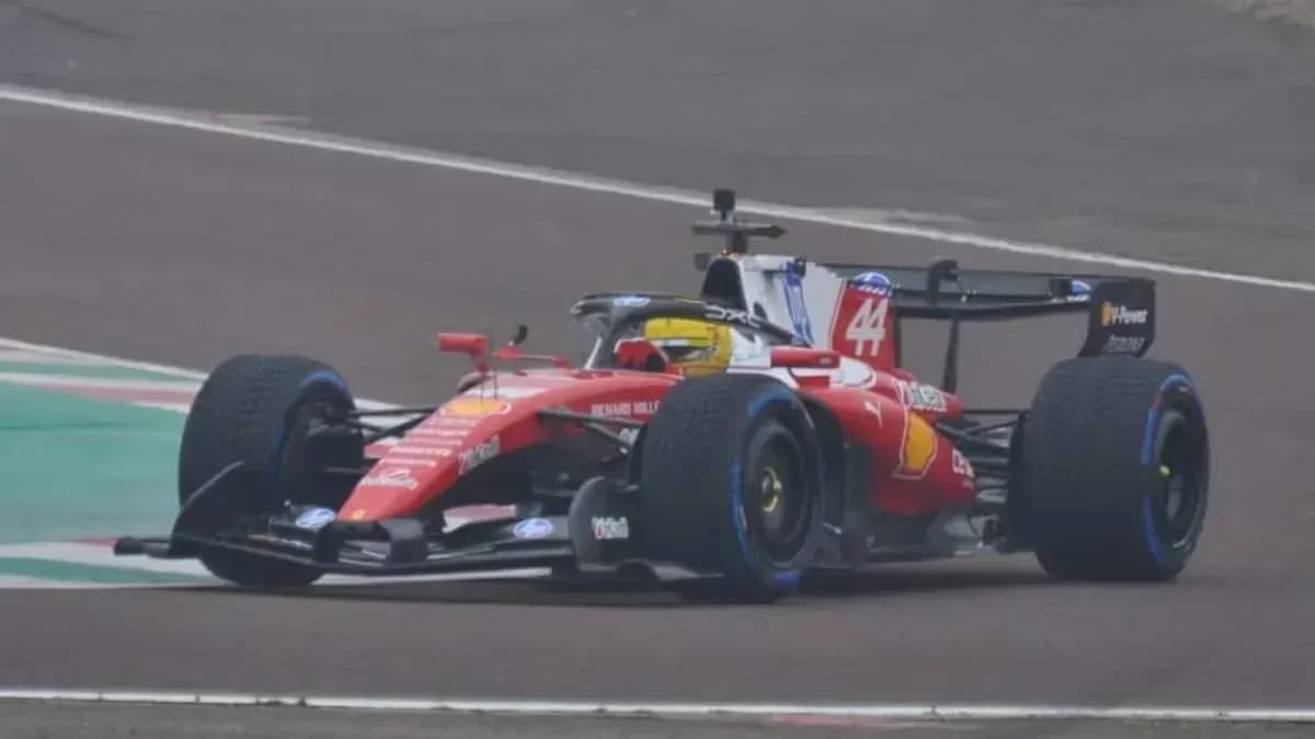 Новый болид «Феррари» заглох во время презентации на трассе Новый болид «Феррари» заглох во время презентации на трассе