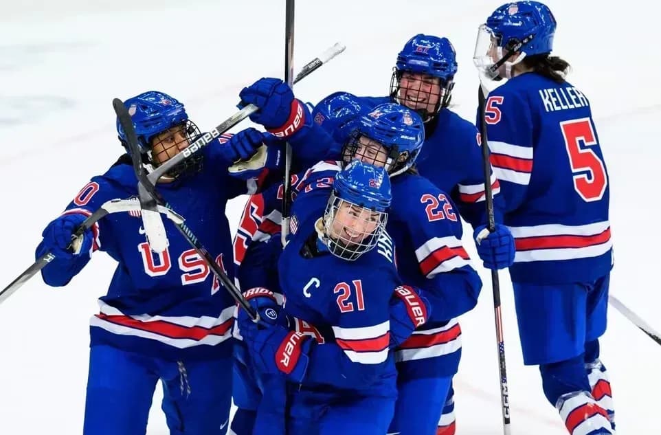 Хоккеистки сборной США выиграли золото Олимпиады Хоккеистки сборной США выиграли золото Олимпиады