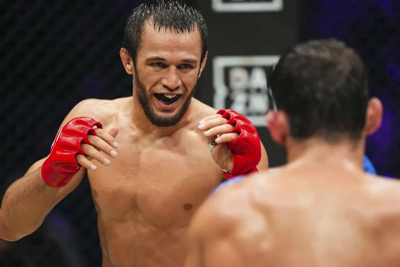 Нурмагомедов победил Хьюза в главном бое турнира в Дубае Нурмагомедов победил Хьюза в главном бое турнира в Дубае