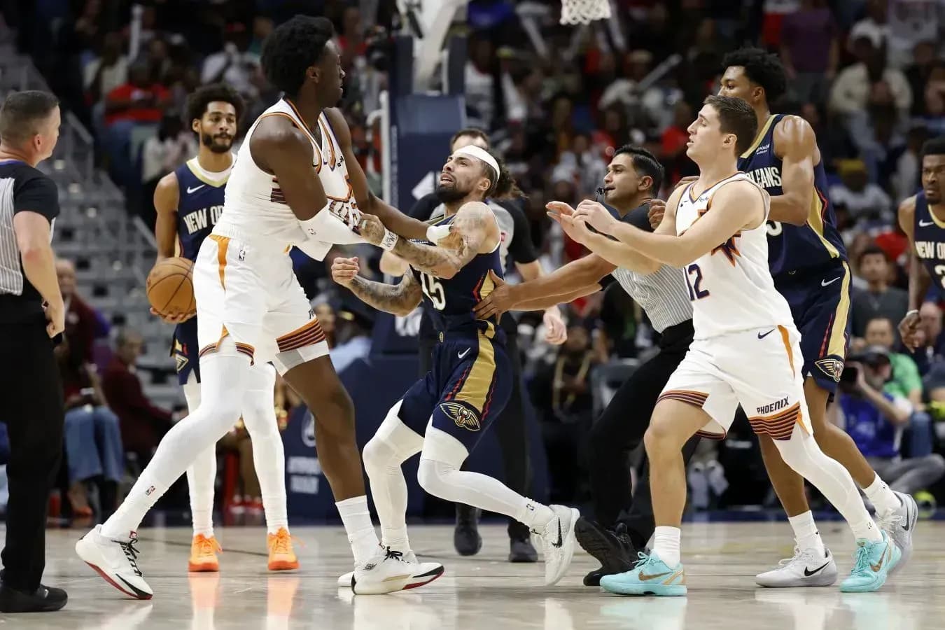 В НБА произошла драка между игроками с разницей в росте 33 см В НБА произошла драка между игроками с разницей в росте 33 см